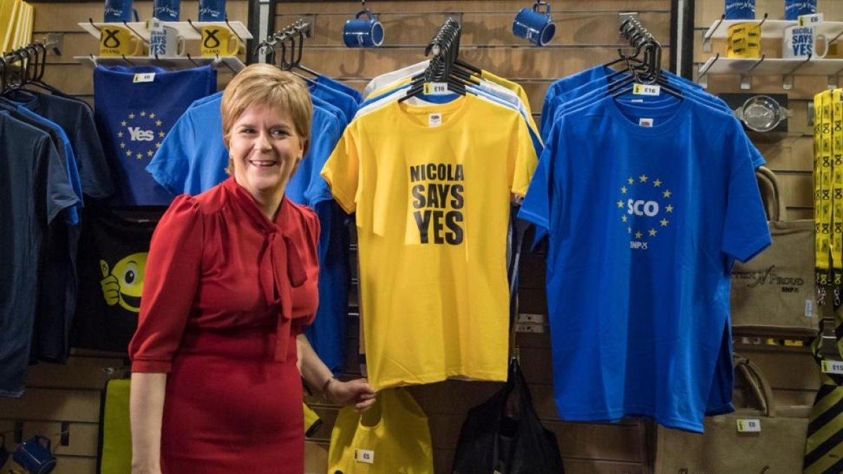 La ministra principal de Escocia, Nicola Sturgeon, en el hall donde se celebra el congreso del Partido Nacional Escocés, en Aberdeen.