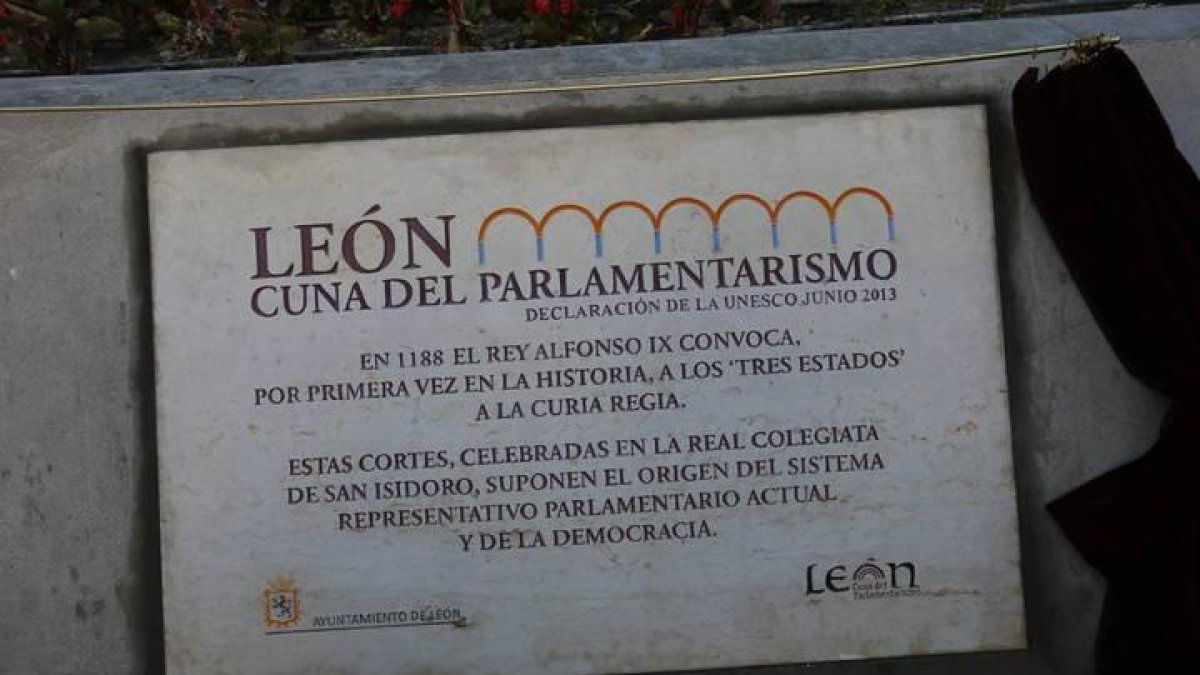 Una placa en la plaza de las Cortes Leonesas conmemora el reconocimiento por parte de la Unesco a León como Cuna del Parlamentarismo.