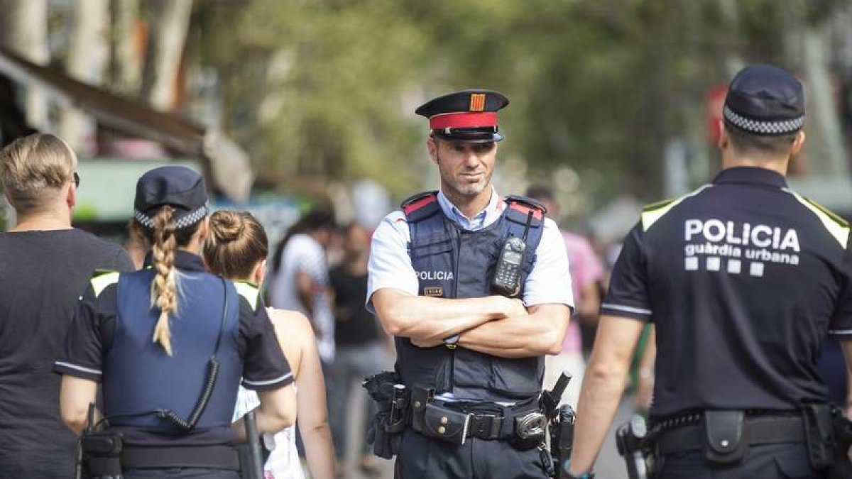 Mossos d´Esquadra y policías de la guardia urbana, patrullando por Las Ramblas. MARTA PÉREZ