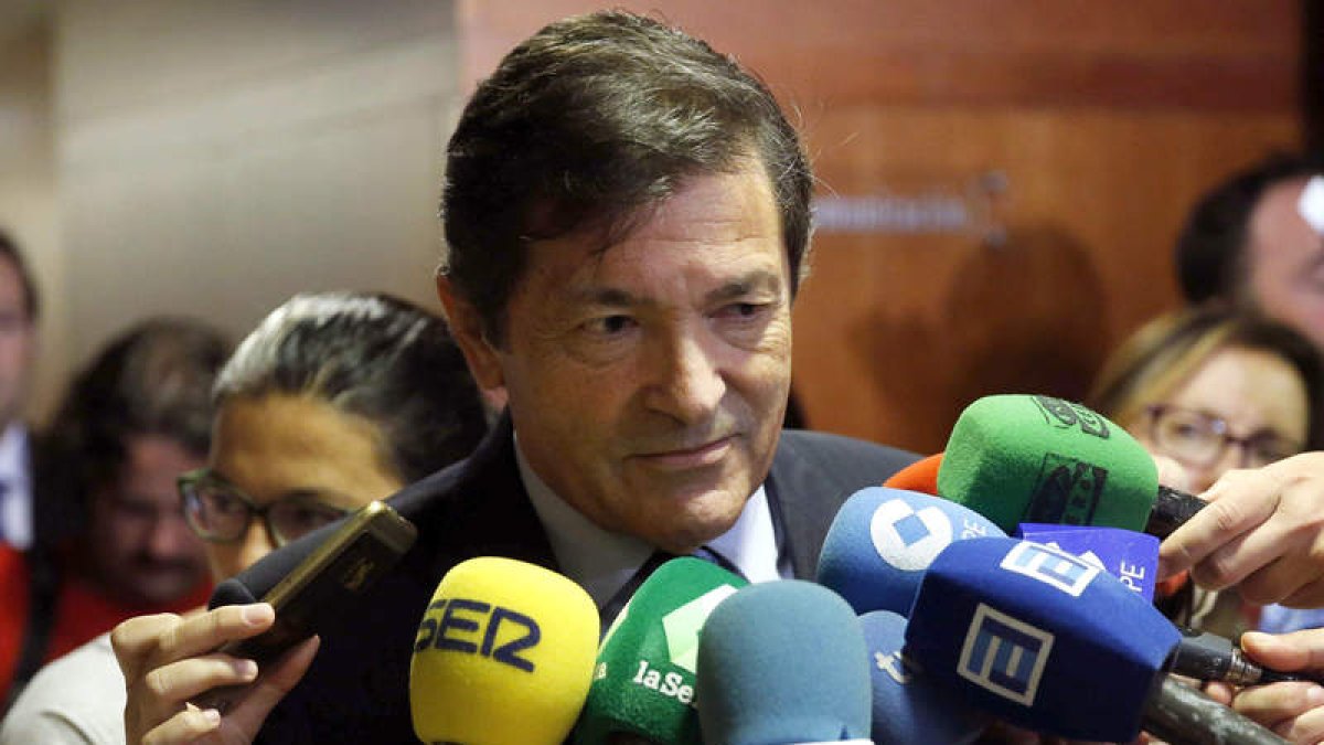 El asturiano Javier Fernández preside la gestora del PSOE. J. L. CEREIJIDO