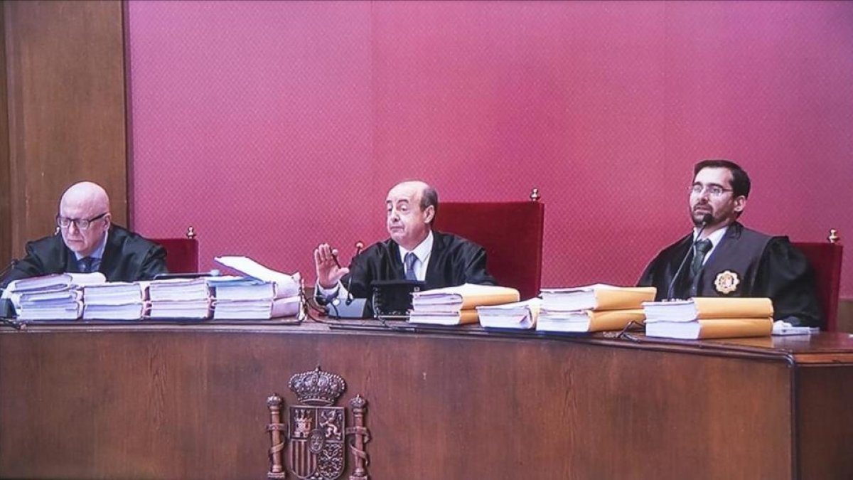 El tribunal que ha emitido la sentencia del 9-N, encabezado por el presidente del TSJC, Jesús María Barrientos (en el centro).