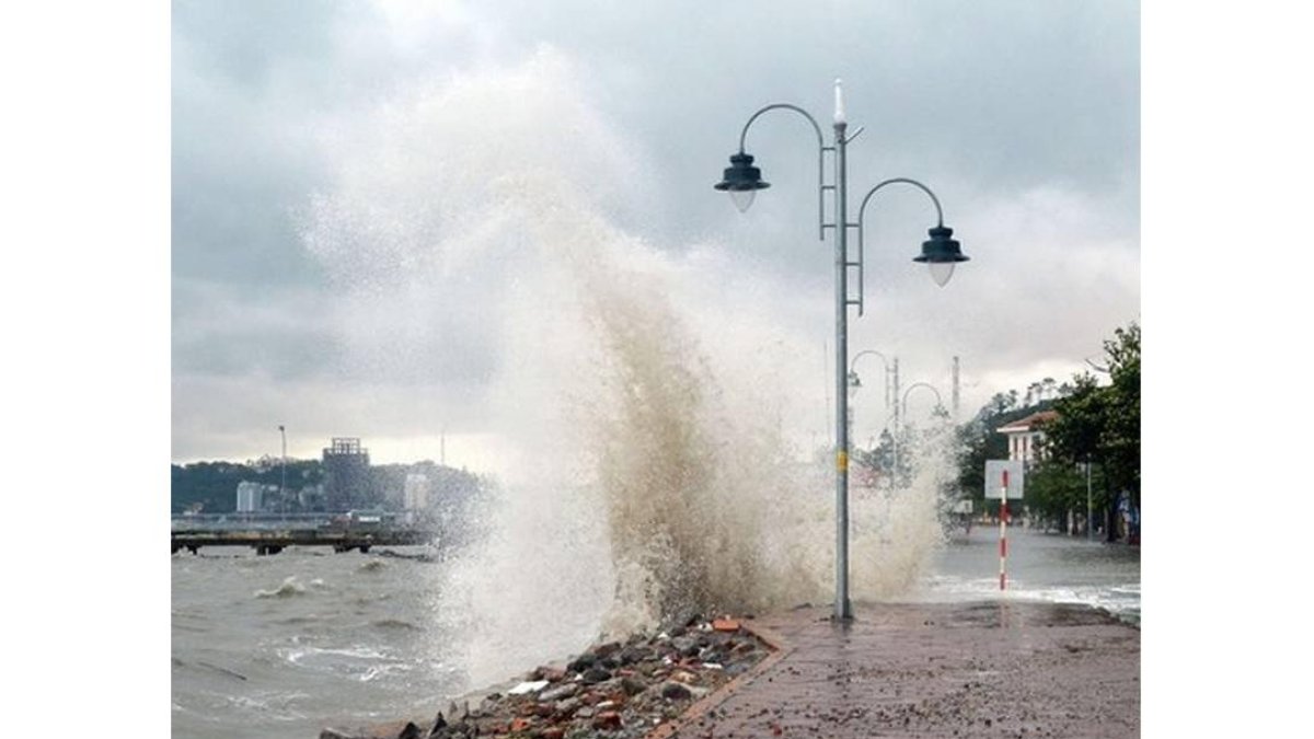 Una ola golpea una dañada calle de la costa de Quang Ninh, este lunes en Vietnam.