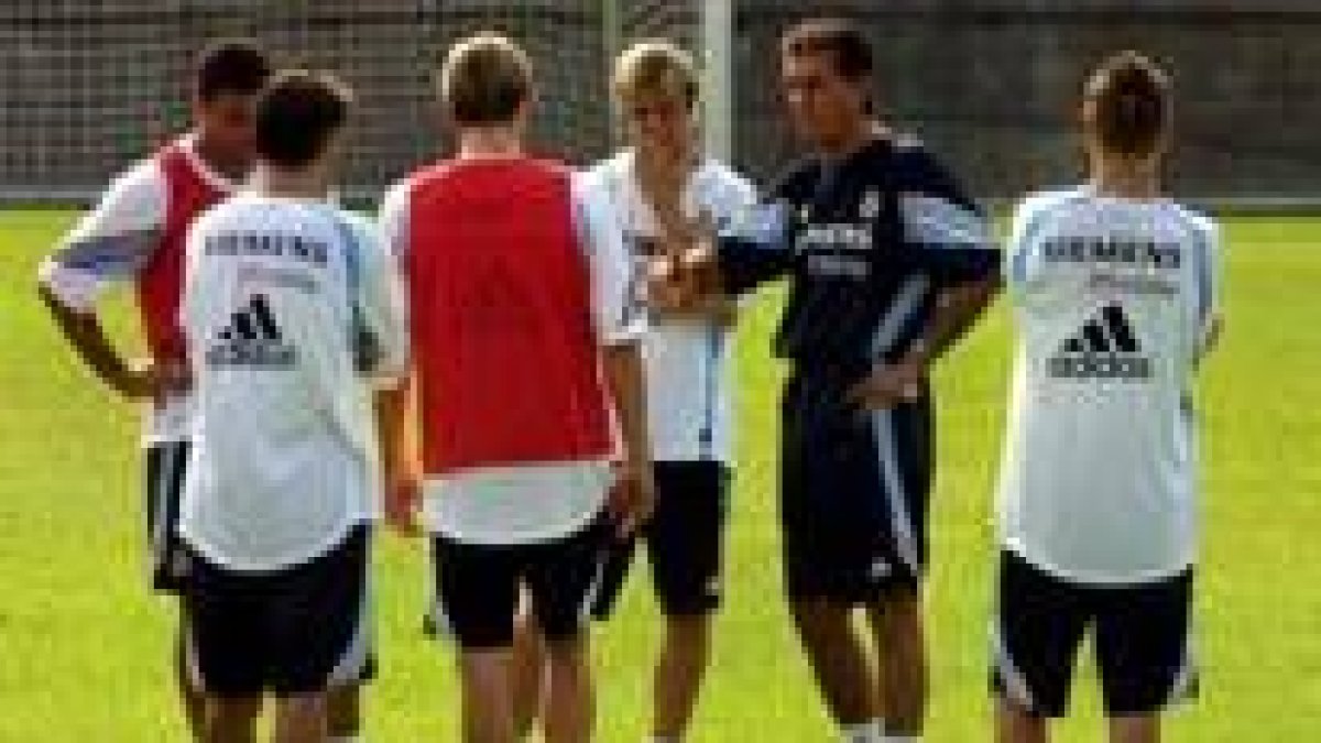 El técnico del Real Madrod conversa con sus jugadores en una de las sesiones de entrenamiento