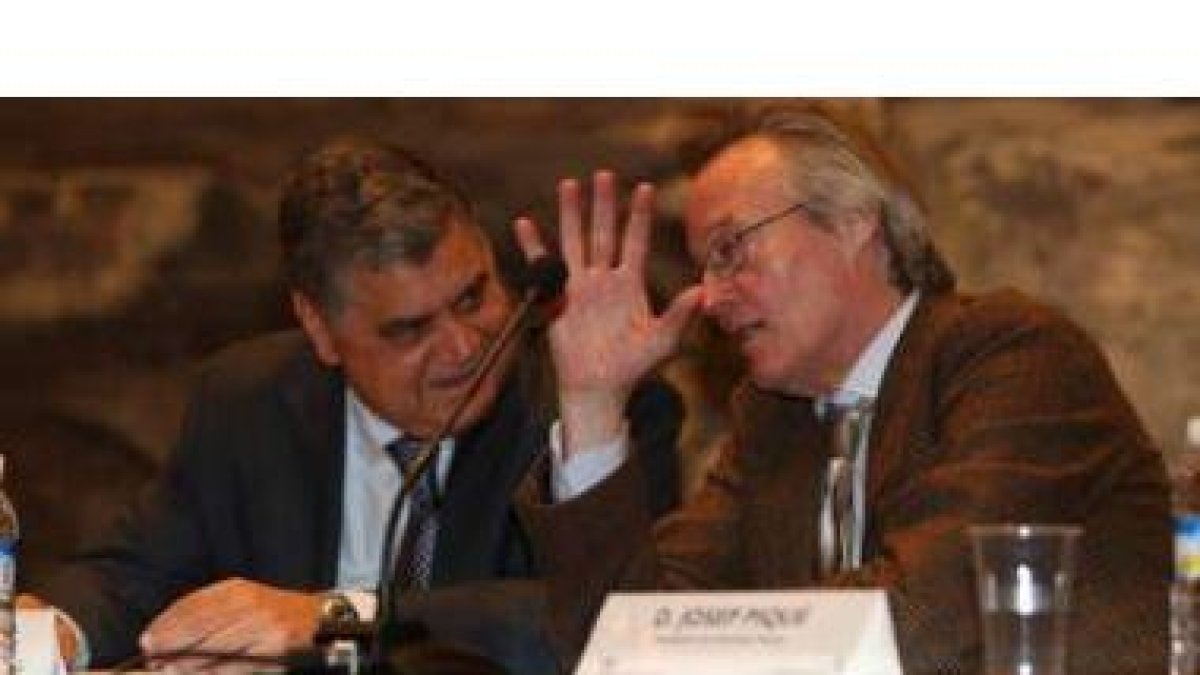 Domingo Fuertes y Josep Piqué, en un momento de la conferencia celebrada ayer en la Junta