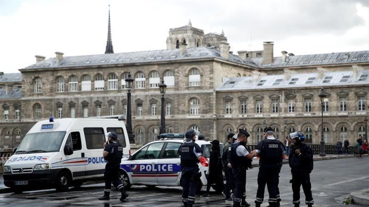 Miembros de la policía acordan las inmediaciones de la catedral de Notre Dame de París, Francia hoy 6 de junio de 2017 donde un agente disparó a un hombre que había intentado agredirle en la explanada frente a la catedral de Notre Dame de París.