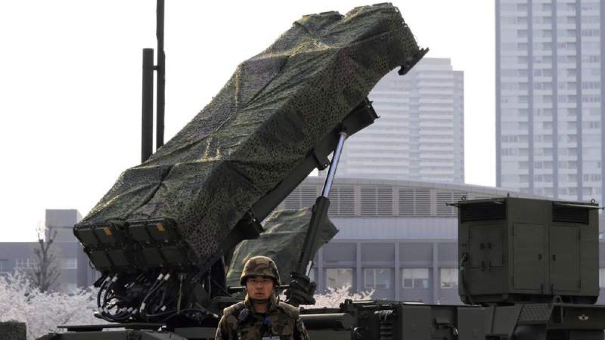 Un soldado japonés vigila una unidad dotada de sistemas de misiles tierra-aire en Tokio.