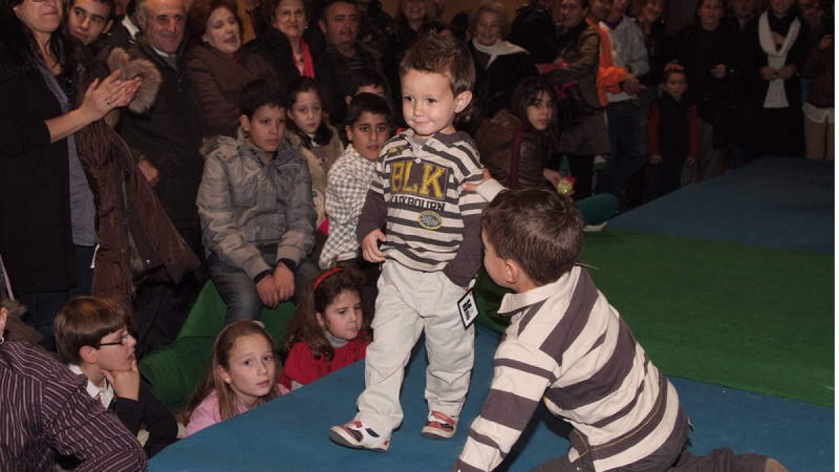 El desfile contó con una colección de ropa infantil.