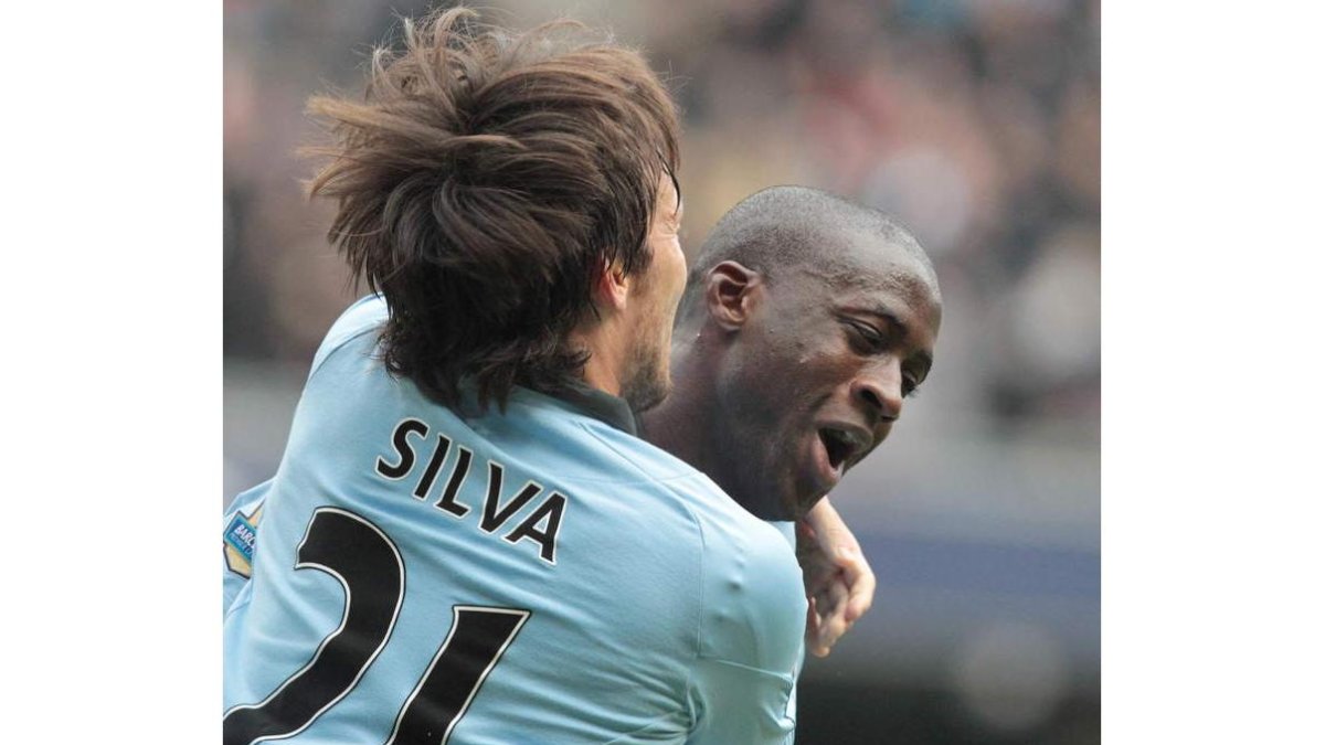 Silva abraza a Yaya Touré en el primer gol del Ciy.