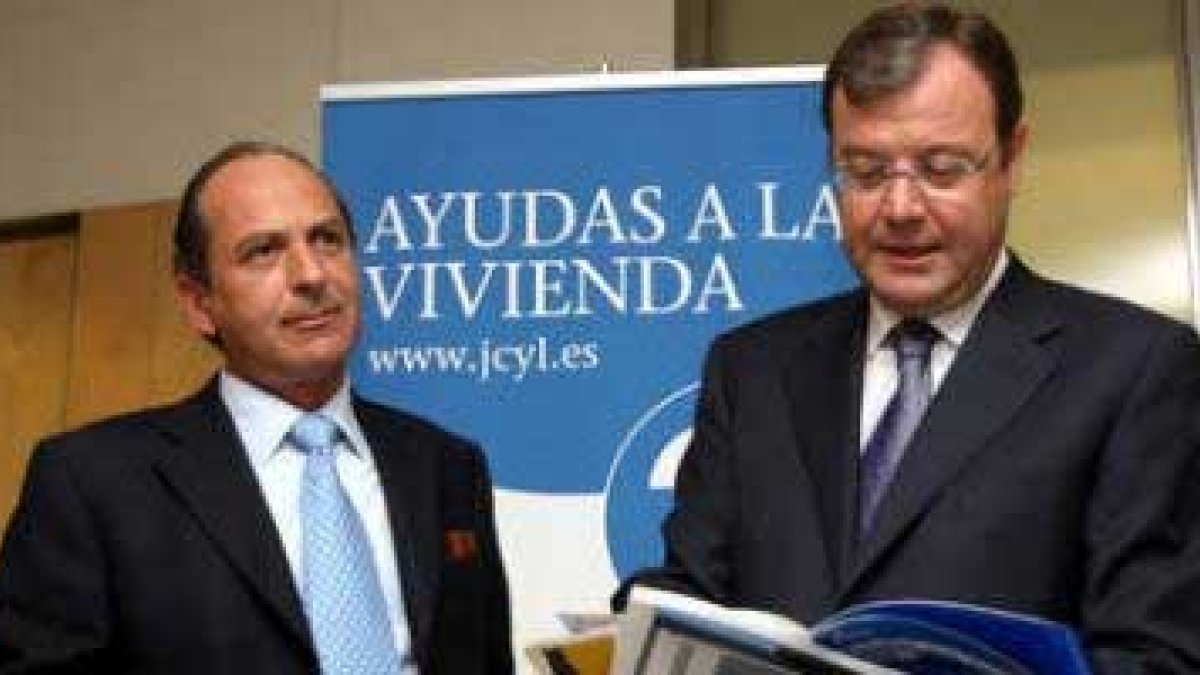 Gerardo Arias Tejerina y Antonio Silván, durante la presentación de la convocatoria de Ayudas a la V