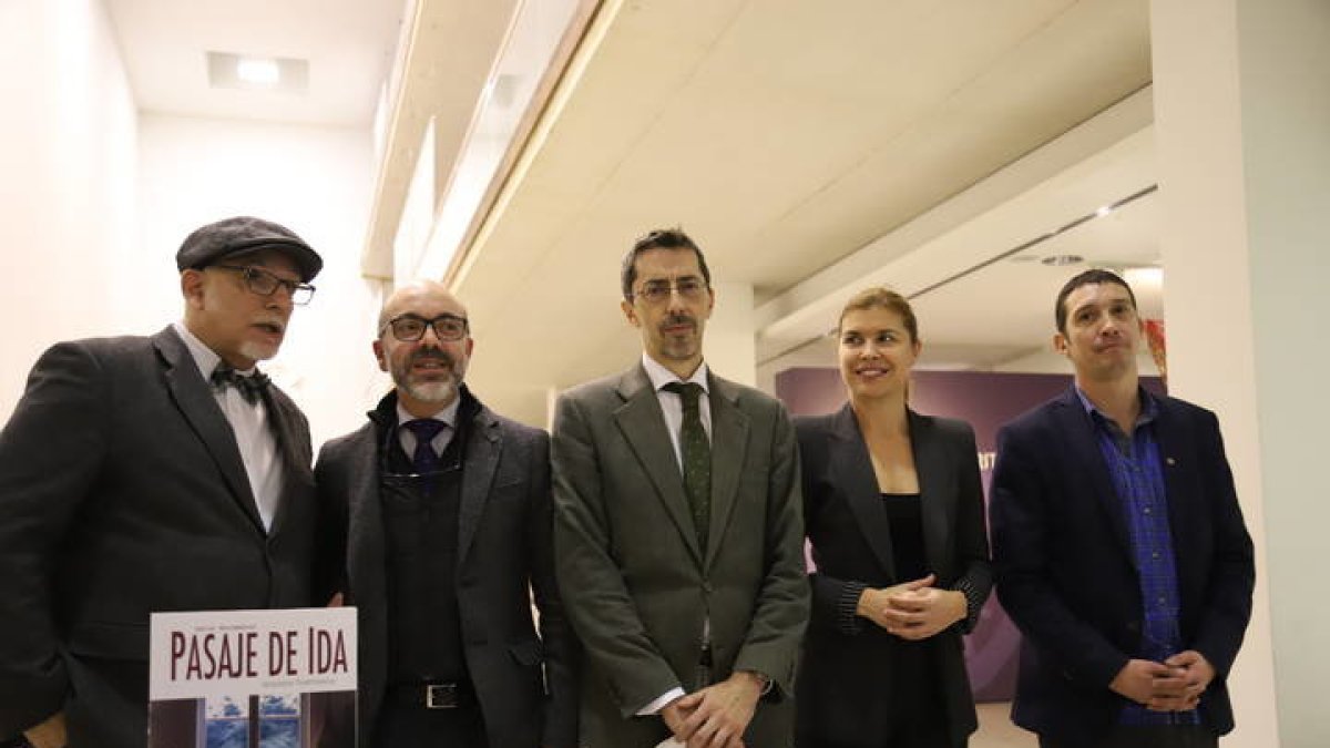El consejero de Cultura y Turismo, Javier Ortega Álvarez, presenta el documental 'Pasaje de Ida' en el museo etnográfico de Castilla y León. MARÍA LORENZO
