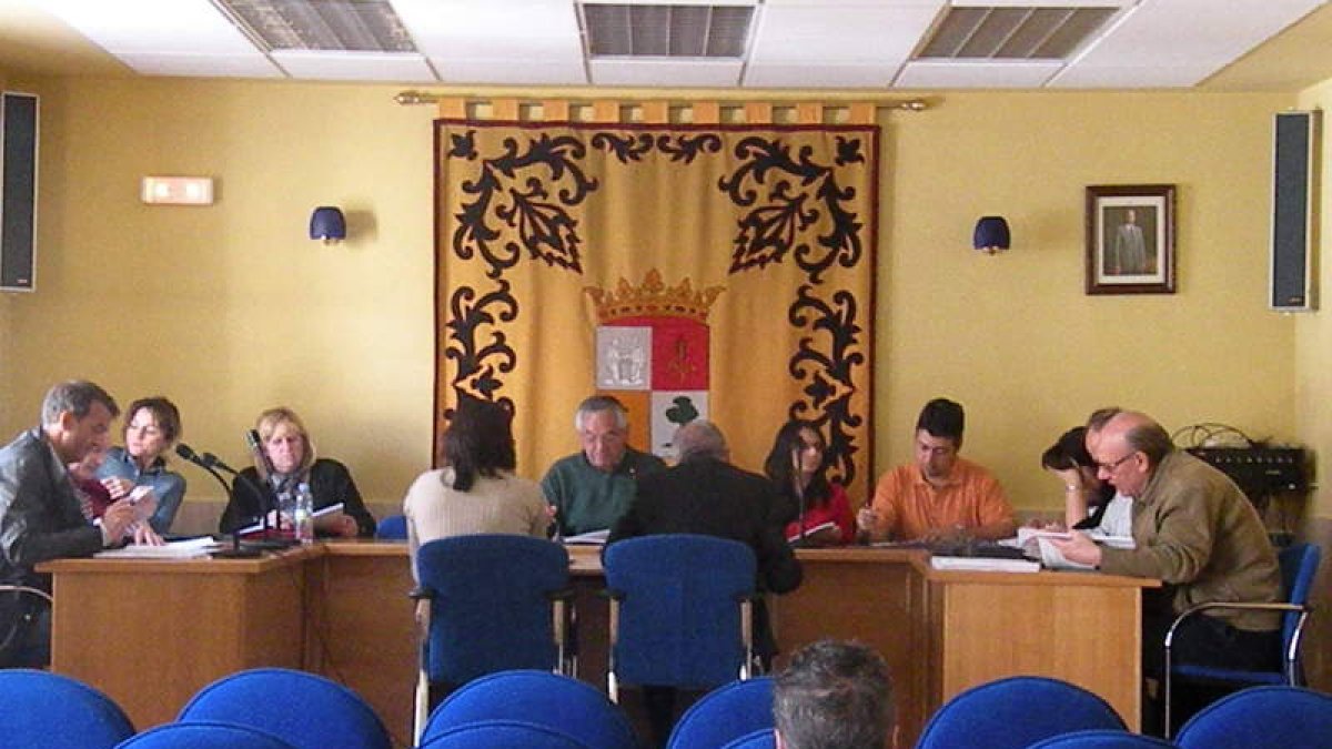 Un momento del pleno de ayer en La Robla, que muestra el sillón vacío del edil dimisionario.