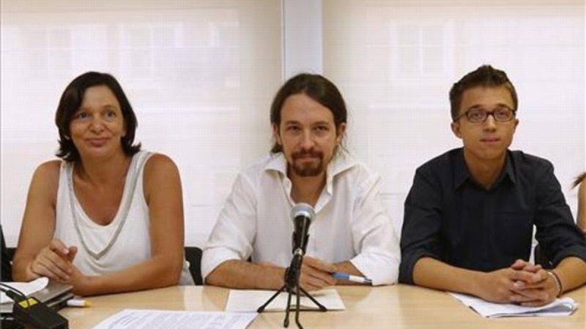 El secretario general de Podemos, Pablo Iglesias (centro), y el secretario político de Podemos, Íñigo Errejón (derecha), ante el consejo ciudadano, este sábado, en Madrid.