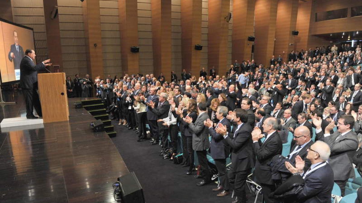 Silvio Berlusconi recibe el aplauso de sus compañeros del Pueblo de la Libertad.