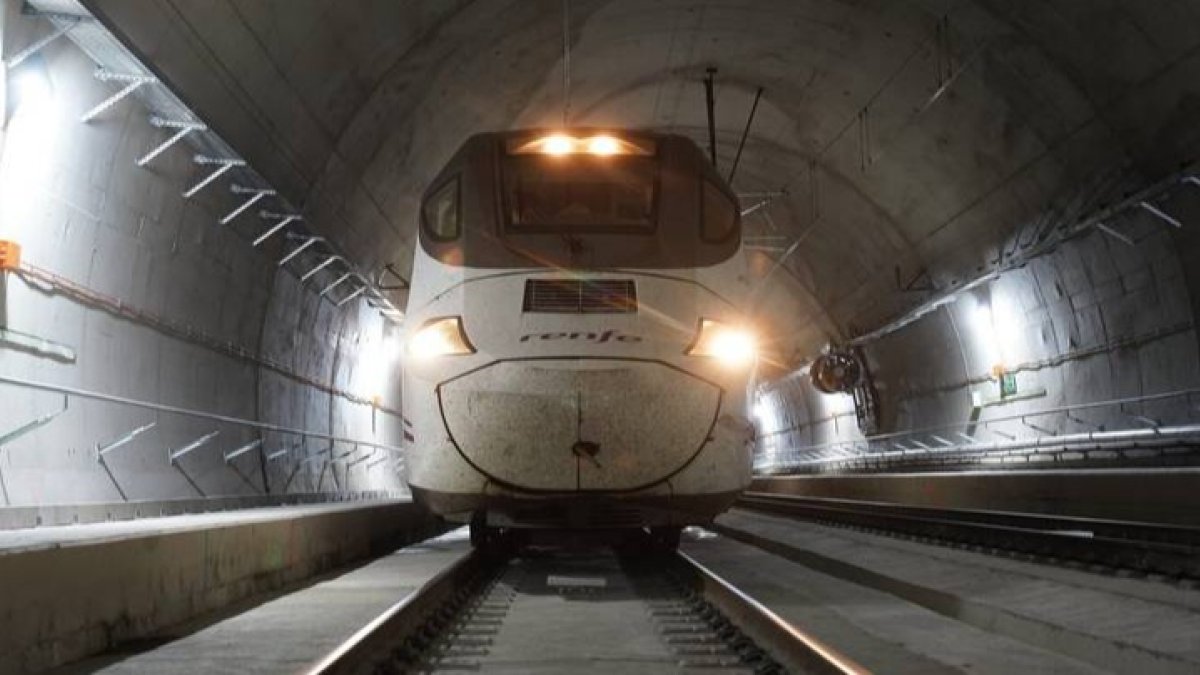 El Alvia por el túnel de Pajares; desde el 29 de noviembre, circulará con viajeros. ADIF