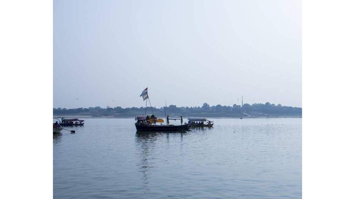 Embarcaciones tradicionales navegan en el Ganges. CC