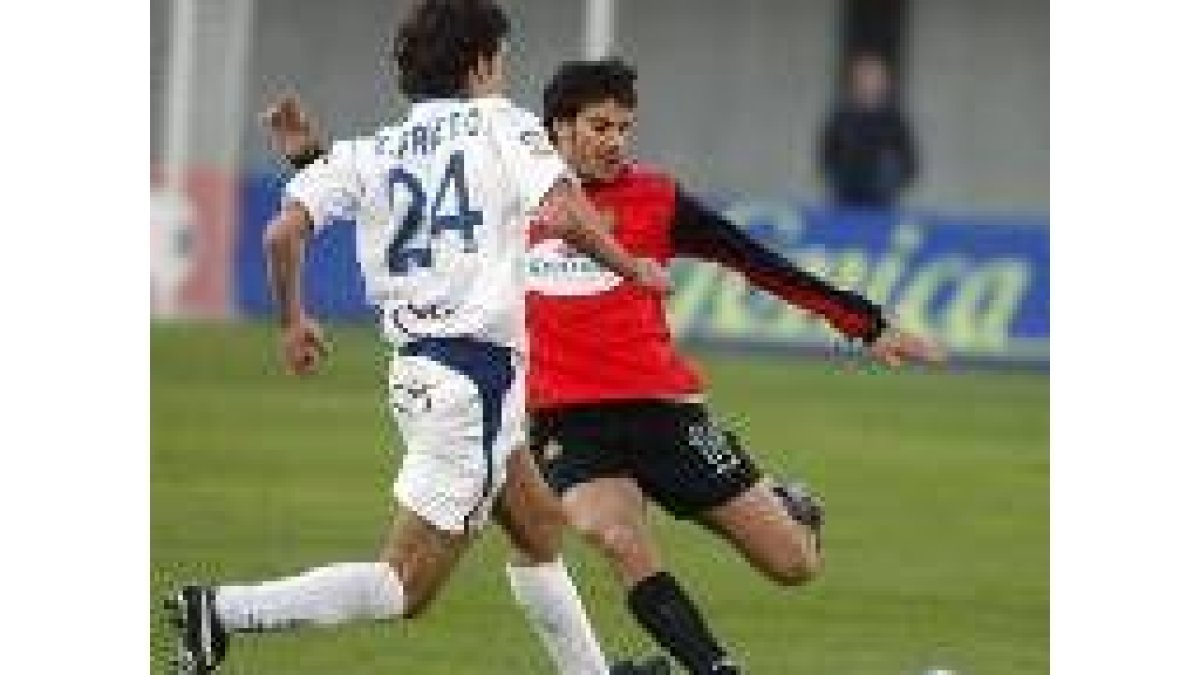 Mikel Alonso, de la Real Sociedad, intenta robar el balón al defensa del Mallorca, Poli Fernández