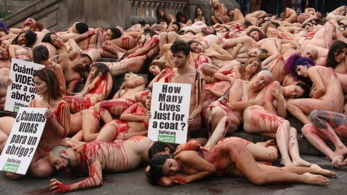 'Perfomance' de activistas animalistas en contra del uso de pieles de animales, este domingo en el centro de Barcelona.