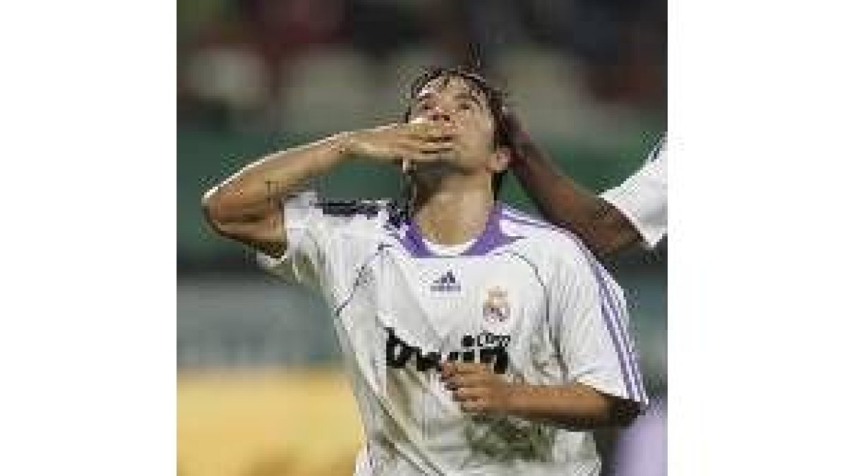 Saviola, celebrando su gol con la camiseta del Real Madrid