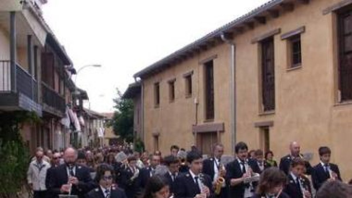 La procesión sacramental del domingo congrega cada año a cientos de fieles.