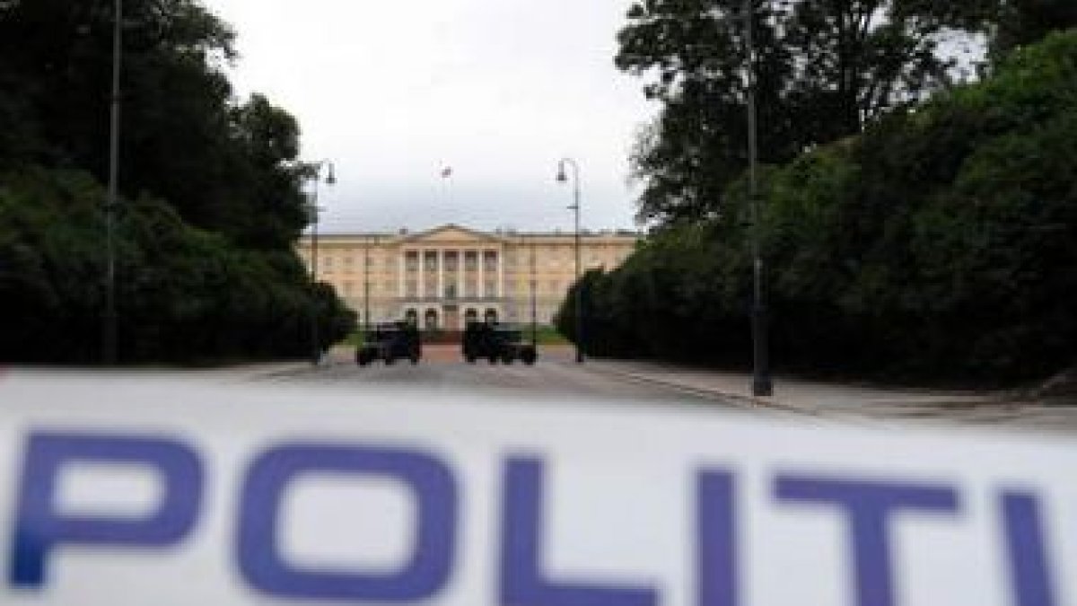 Dos vehículos militares esperan enfrente del palacio real en Oslo (Noruega).