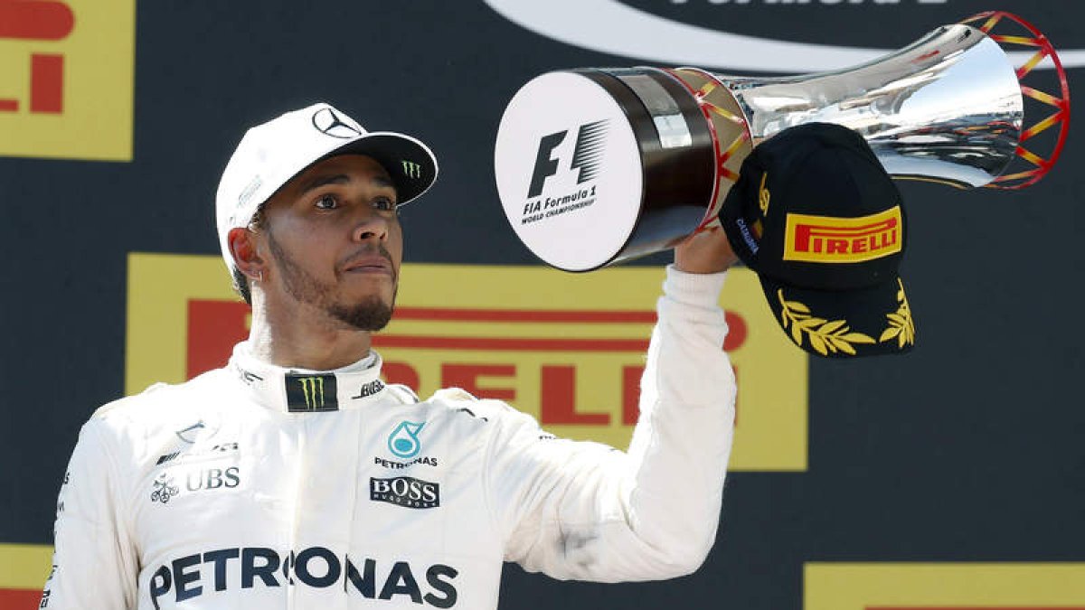 Lewis Hamilton levanta el trofeo en el podio de Montmeló. DALMAU
