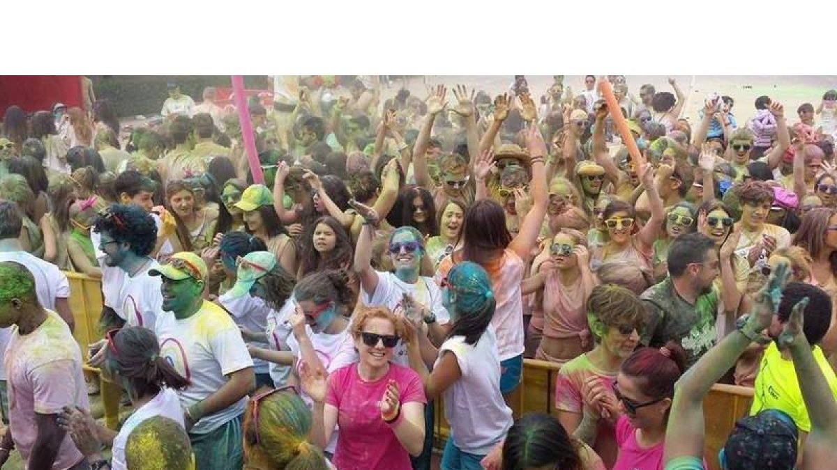 Cientos de participantes el pasado domingo en la singular carrera bautizada como Color Race.