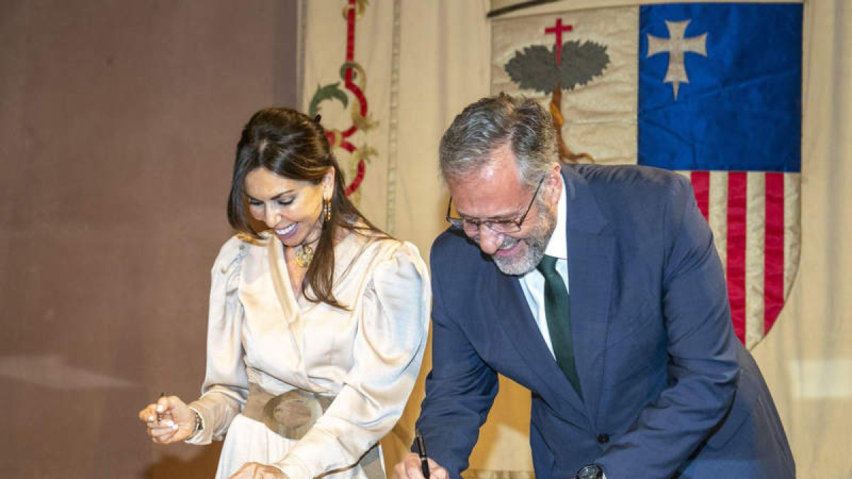 Marta Fernández y Carlos Pollán, durante la firma del convenio este miércoles. JAVIER CEBOLLADA