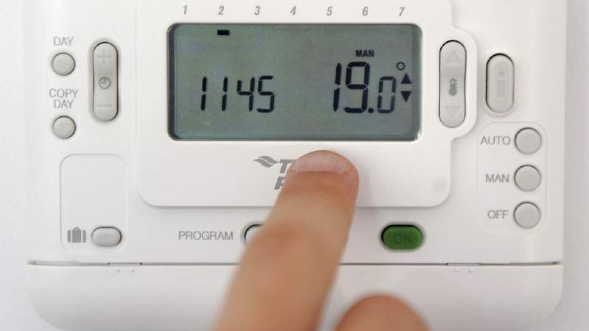 El plan de ahorro de gas incluye colocar los termostatos de edificios públicos a 19 grados. NACHO GALLEGO