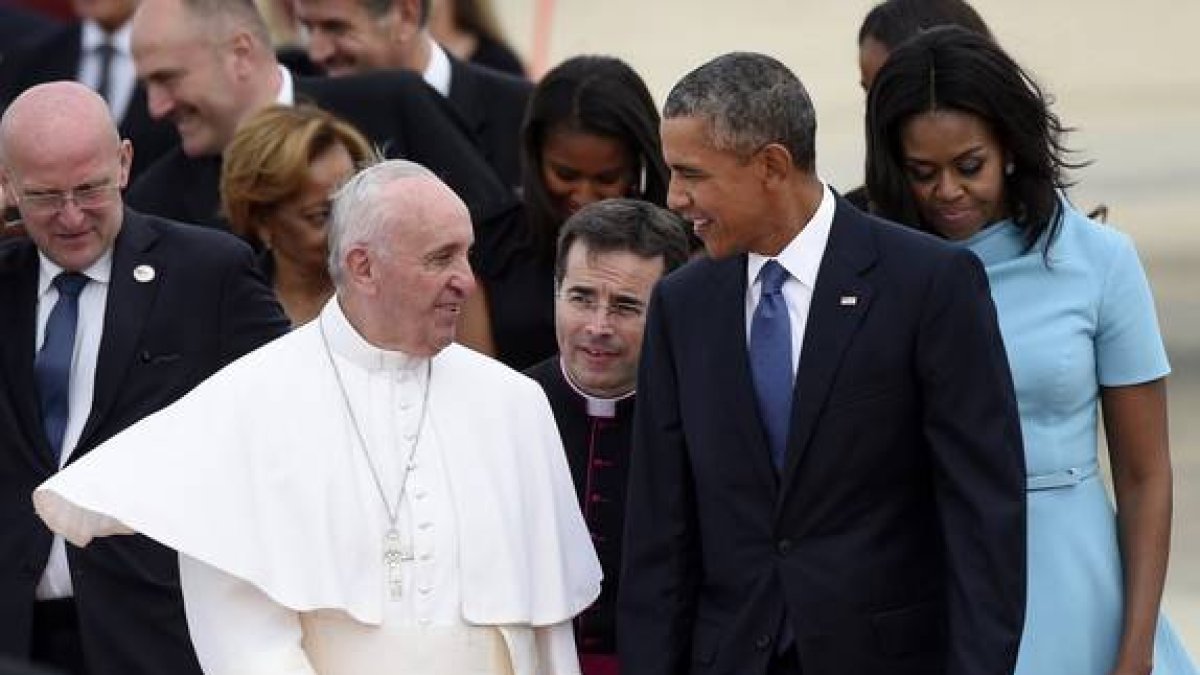 El papa Francisco habla con Barack Obama a su llegad a la base de Andrews, este martes.