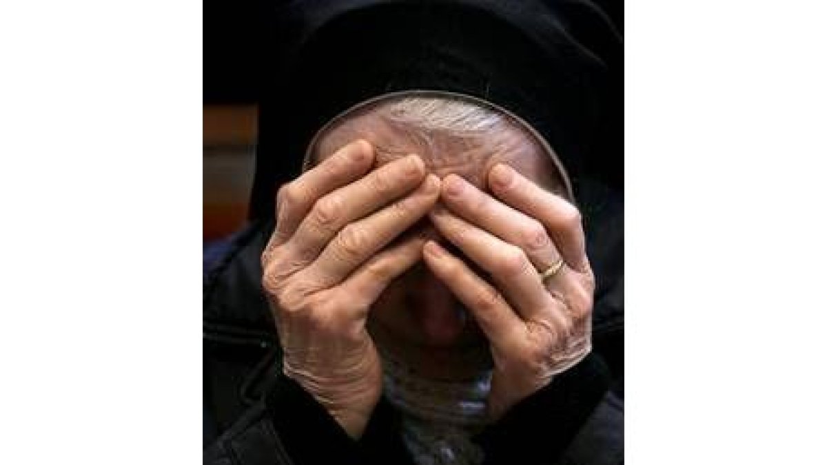 Una monja reza por la salud del Papa