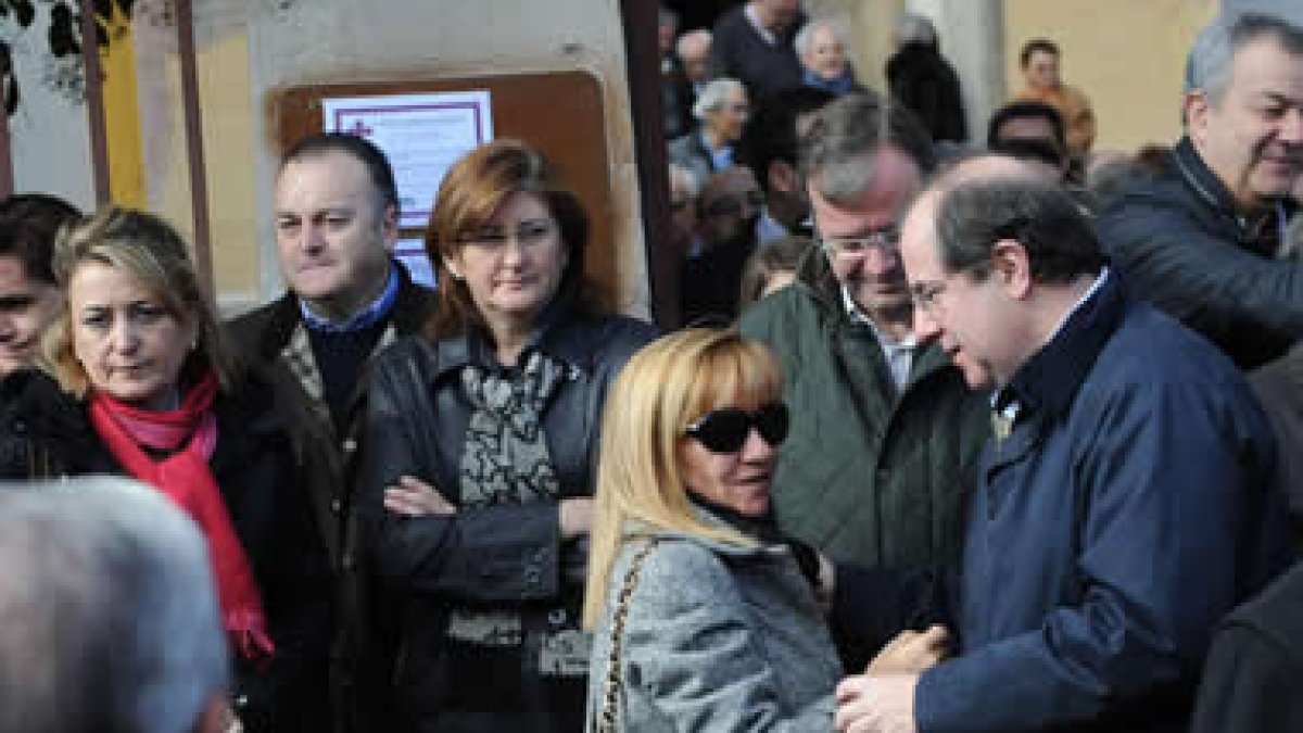 Juan Vicente Herrera y Antonio Silván, junto a Isabel Carrasco durante el funeral.