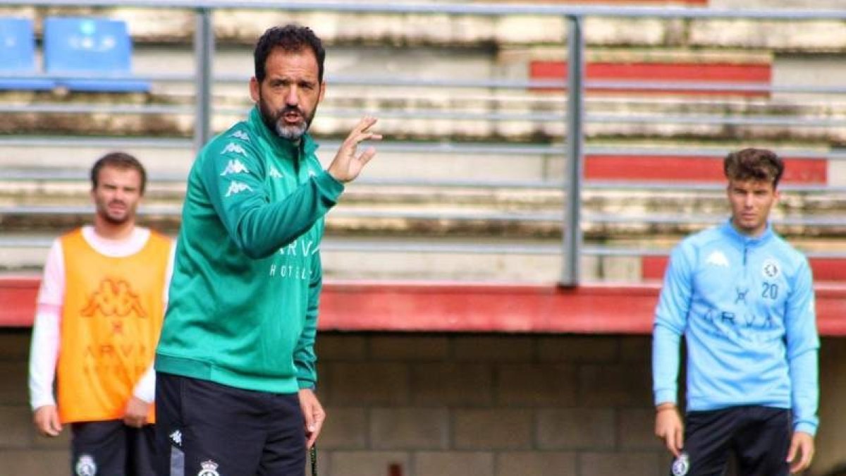Ramón González dando instrucciones a sus jugadores durante un entrenamiento. CYDL