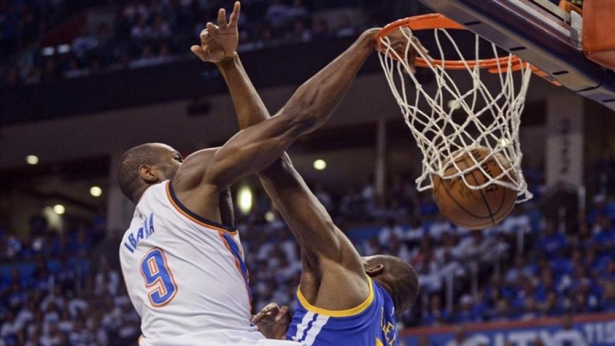 Ibaka machaca el aro ante Ezeli en el tercer partido del la final del Oeste.