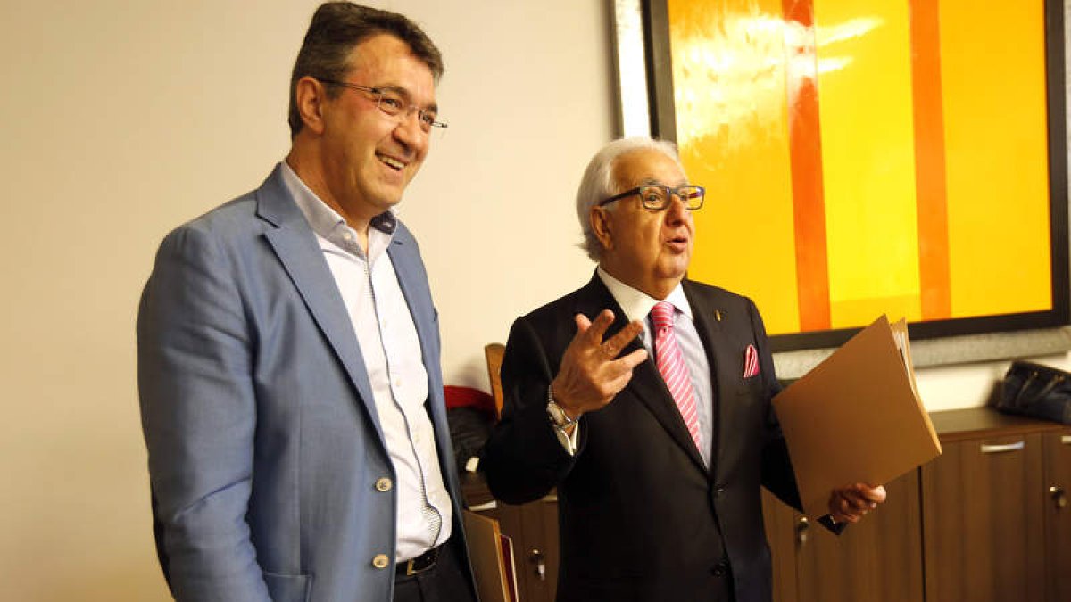 El presidente de la Diputación, ayer, junto al presidente de la DO, Pablo San José. MARCIANO PÉREZ