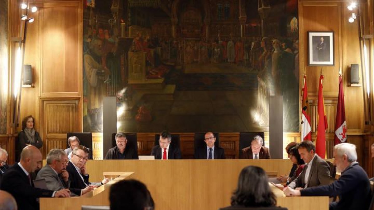 Los diputados  provinciales, en el pleno de la institución en el Palacio de los Guzmanes.