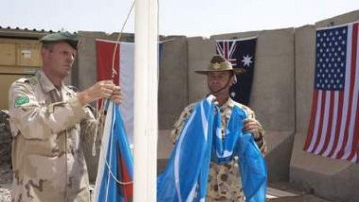Un soldado australiano y otro holandés realizan el cambio de mando.