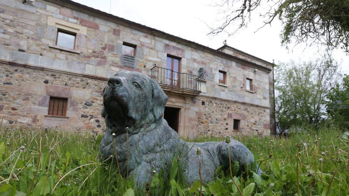 Un mastín en bronce da la bienvenida al visitante en el Palacio de los Quiñones, del siglo XVI, sede actual de la casa del parque de Babia y Luna