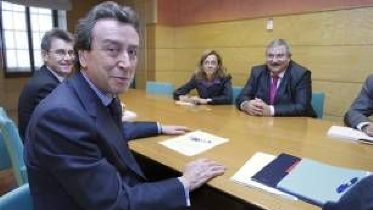 El consejero de Presidencia, De Santiago-Juárez, en la reunión con Castilla-La Mancha