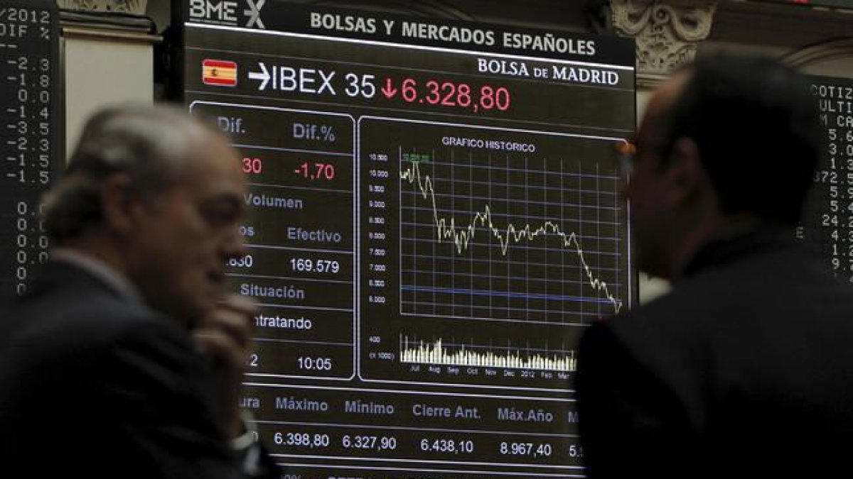 Inversores en el parquet de la Bolsa de Madrid.