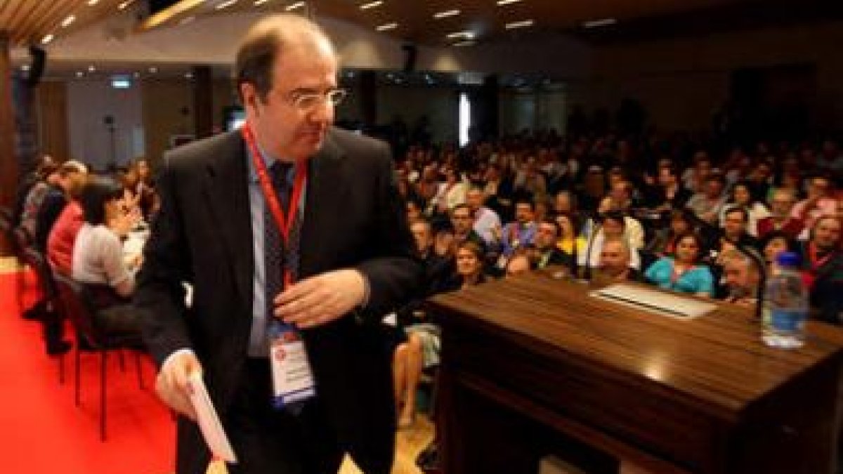 Juan Vicente Herrera sube al estrado para intervenir en el congreso de la UGT