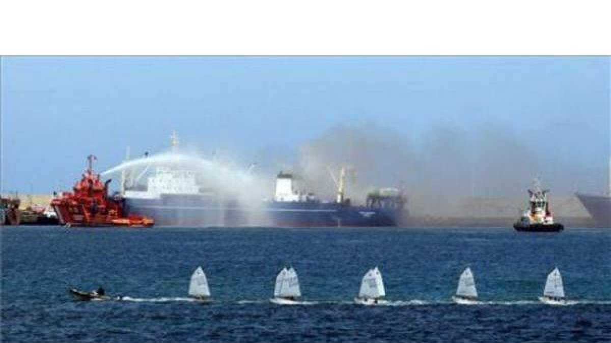 Un barco de Salvamento Marítimo lanza agua sobre el pesquero de bandera rusa 'Oleg Naidenov', en Las Palmas.