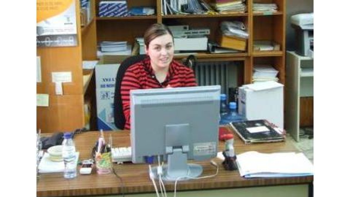 La joven encargada del SAC, en su despacho