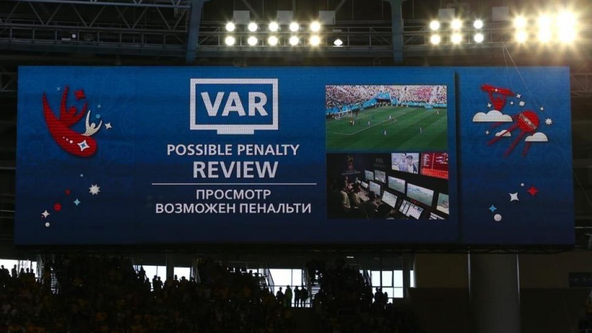 Una pantalla avisa de la revisión de una jugada mediante el VAR en el Mundial de Rusia. /