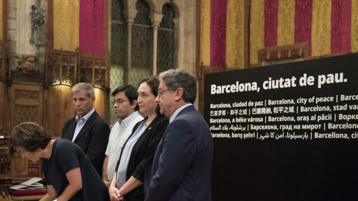 Momento de la firma de Sáenz de Santamaría junto a Colau. PÉREZ