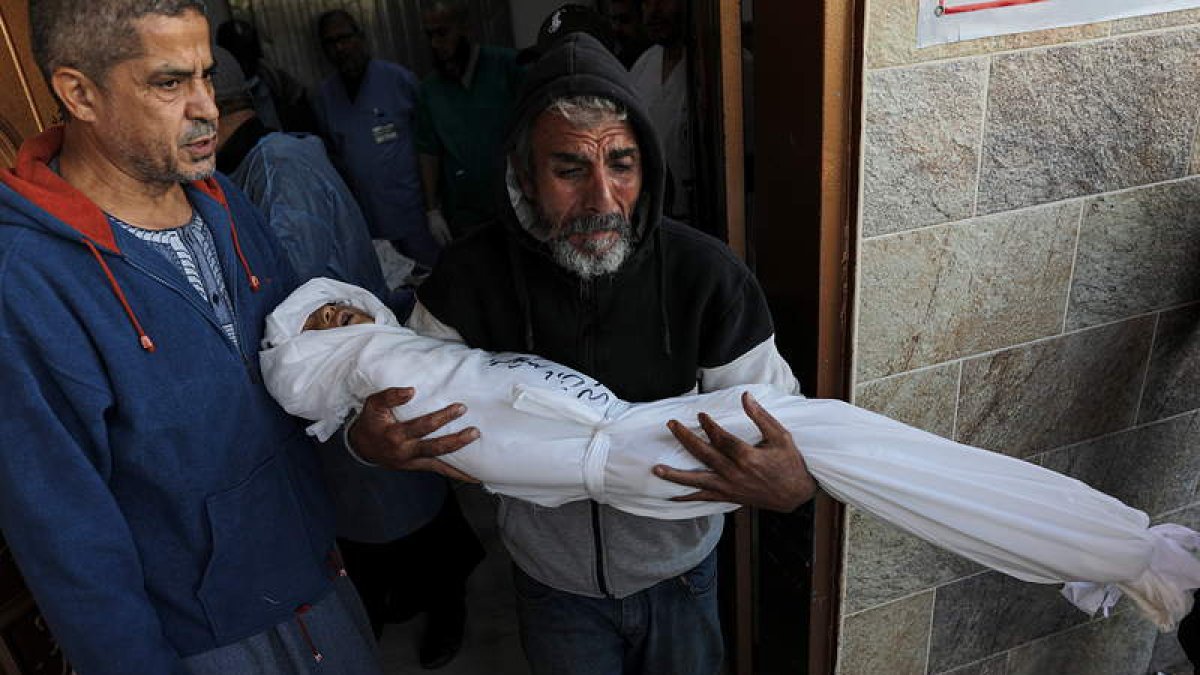 Un hombre con el cadáver de su nieto, casi un recién nacido, tras un ataque a un hospital. MOHAMED SABER