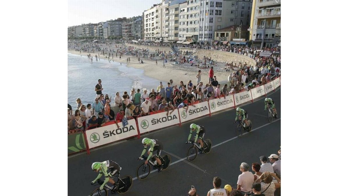 El equipo holandés Belkin rueda en la playa de Silgar, en Sanxenxo (Pontevedra), en la primera etapa de la Vuelta, una contrarreloj por equipos disputada esta tarde entre Vilanova de Arousa y Sanxenxo.