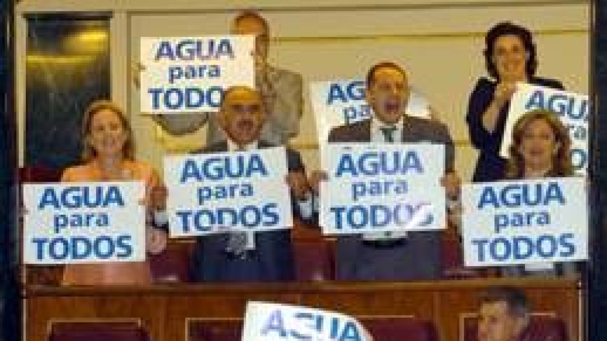 Diputados del PP exhibieron carteles con el lema «Agua para todos»