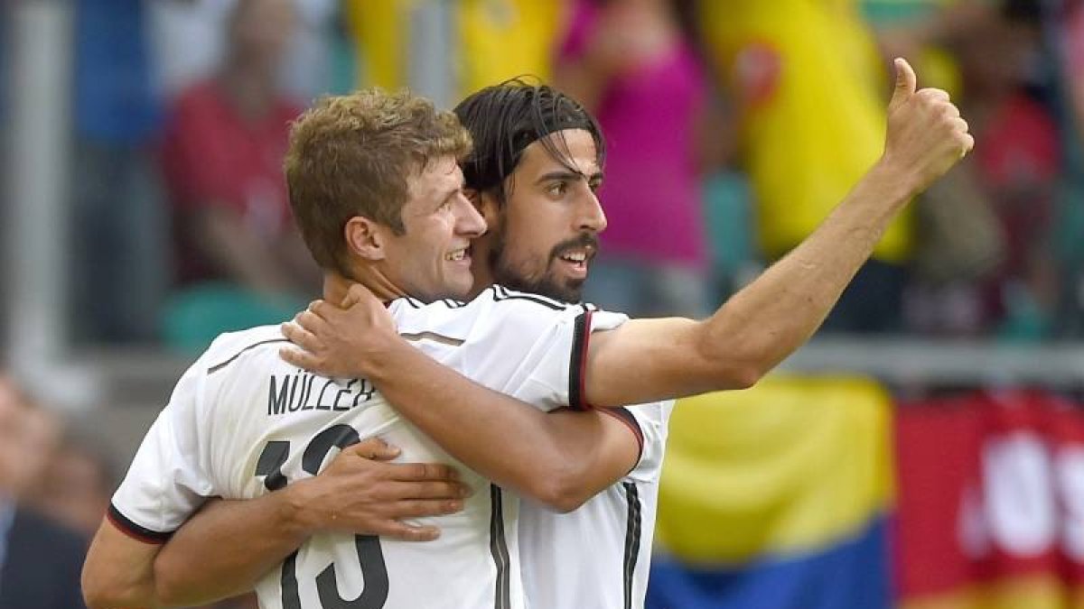 Thomas Muller celebra su tercer gol junto a Kedhira.