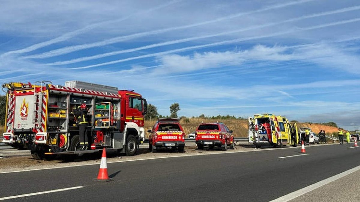 Imagen de uno de los últimos siniestros en las carreteras leonesas. BOMBEROS DE LEÓN