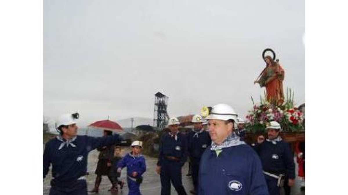 Representantes de la dirección y de los trabajadores de Cosmos ayer antes de las celebraciones relig